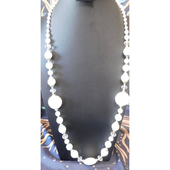 Elegant Retro White And Silver Tone Glass Beaded Necklace - Picture 3 of 3